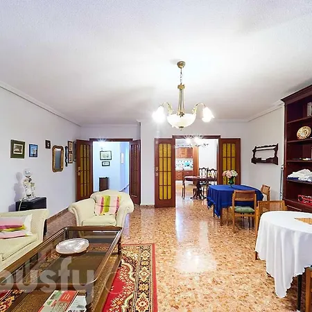 Classic Bedroom In The Center Of Homestay *